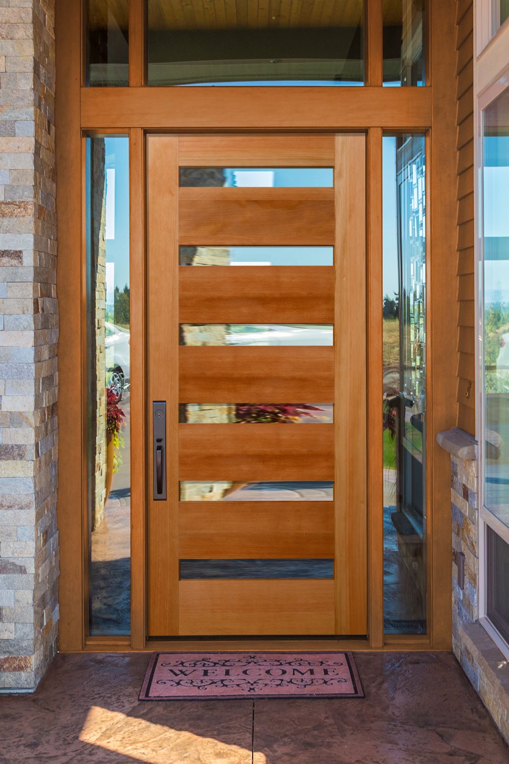 Cửa gỗ hiện đại có ô kính và thiết kế phay chỉ